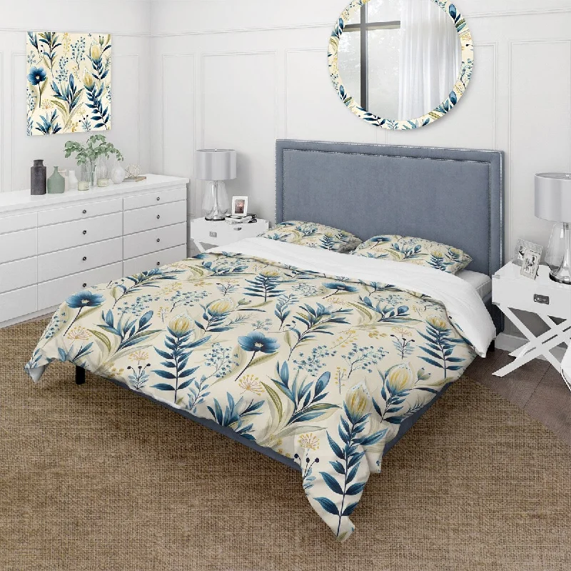 Designart "Sandy Beige Coastal Blue I" Floral Bedding Set With Shams