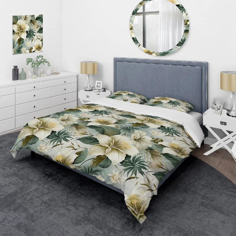 Designart "Serene Jungle I" Floral Bedding Set With Shams