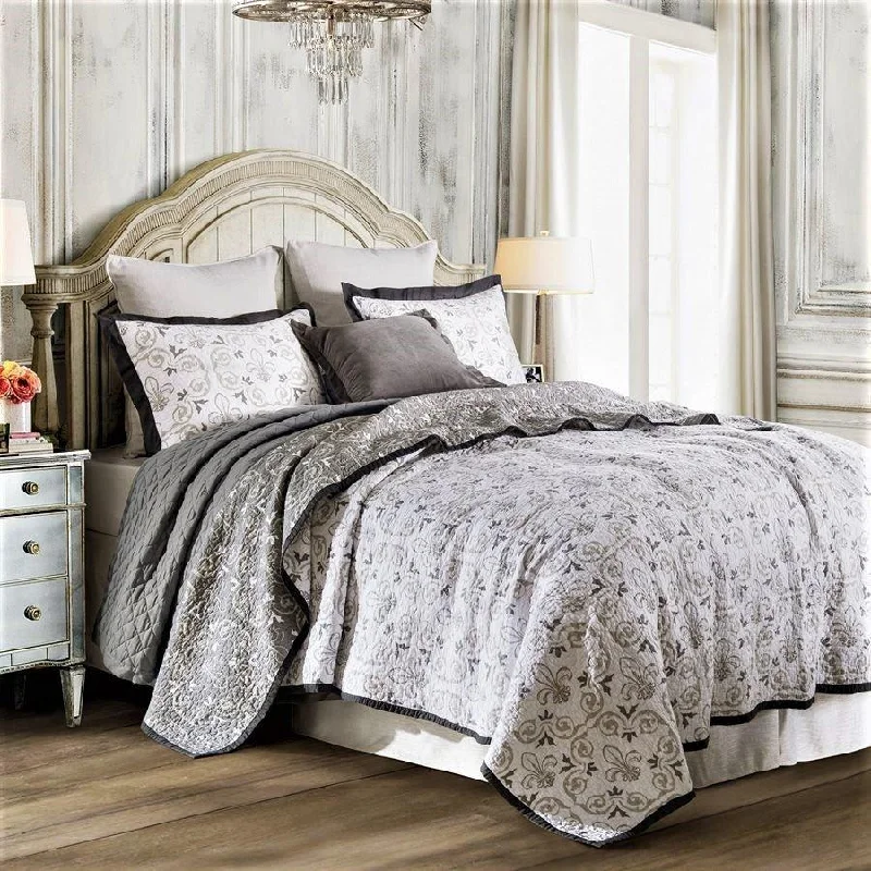 Fleur De Lis Quilted Bedding Set