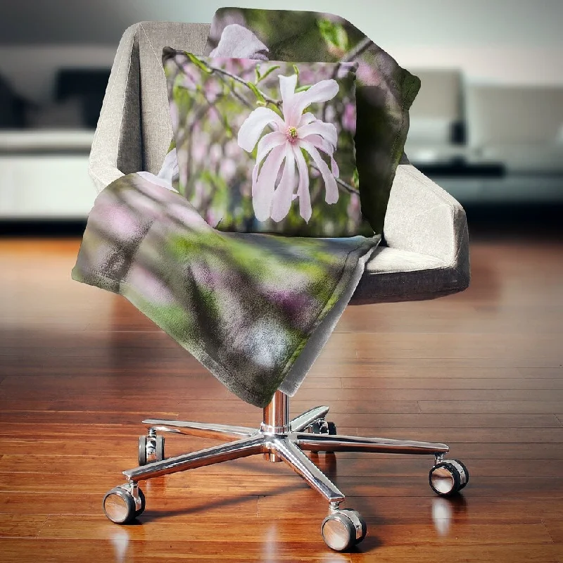 Designart 'Beautiful Magnolia Flowers' Floral Throw Blanket