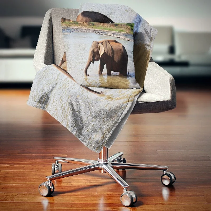 Designart 'Elephant in Water in Sri Lanka' African Throw Blanket