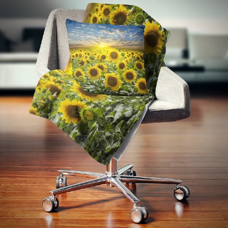 Designart 'Field of Blooming Sunflowers' Flower Throw Blanket