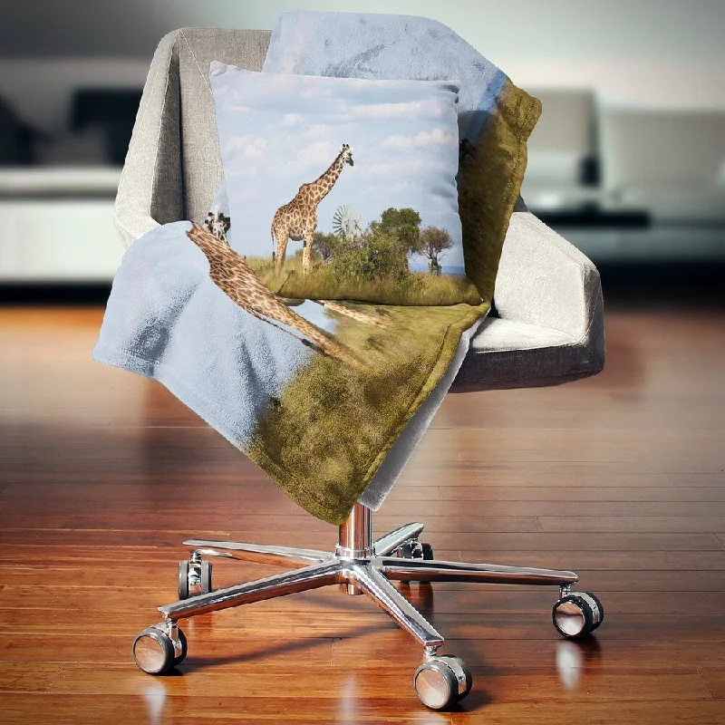 Designart 'Large Giraffe in Savannah' Landscape Fleece Throw Blanket