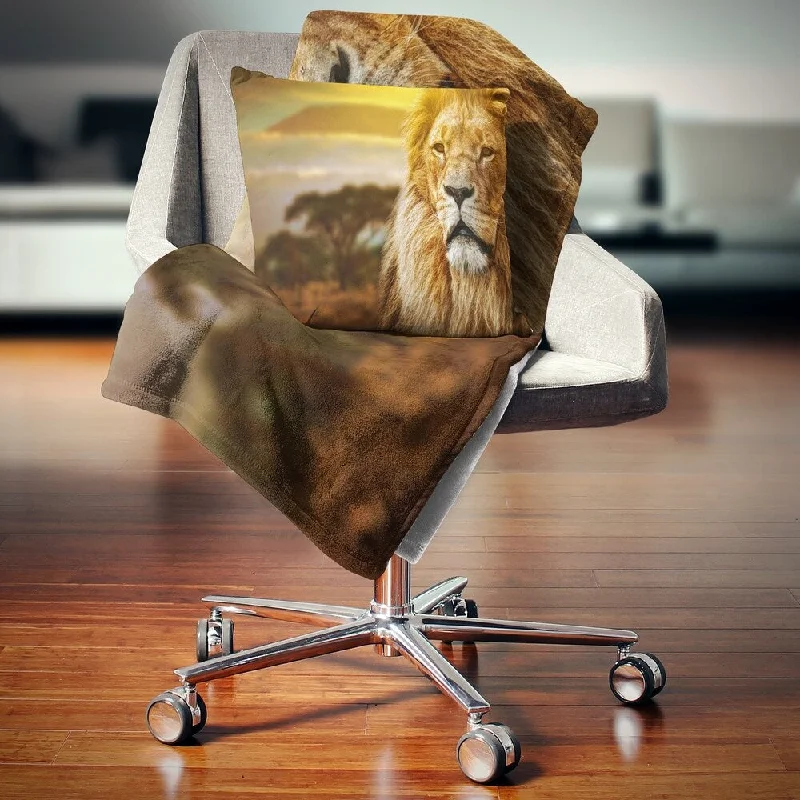 Designart 'Lion and Mount Kilimanjaro' Animal Throw Blanket